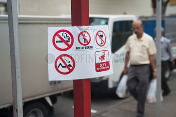 Singapur  Republik Singapur  Verbotsschilder in einem kleinen Park