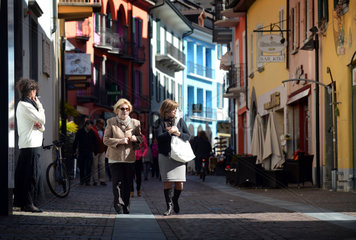 Ascona  Schweiz  Einkaufsstrasse in der kleinen Altstadt Asconas