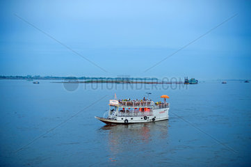 Phnom Penh  Kambodscha  ein Tourboot auf dem Tonle Sap