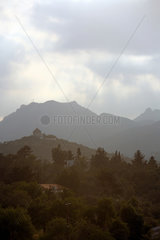 Bellapais  Tuerkische Republik Nordzypern  Blick auf das Besparmak-Gebirge