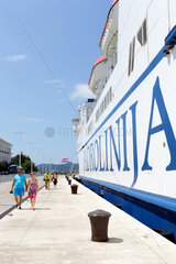 Zadar  Kroatien  Touristen an einem Faehrschiff der Reederei Jadrolinija