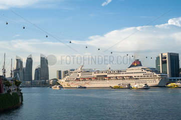 Singapur  Republik Singapur  ein Kreuzfahrtschiff an der Harbourfront
