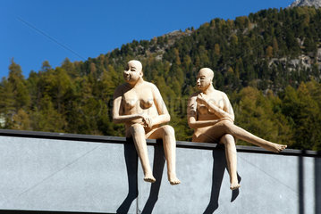Surlej  Schweiz  zwei Figuren aus Ton auf einer Mauer