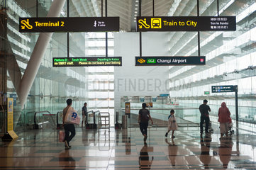 Singapur  Republik Singapur  Hinweisschilder im Terminal 3 am Flughafen Singapur