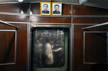 Pjoengjang  Nordkorea  Bilder von Kim Il-Sung und Kim Jong-Il in den U-Bahnen