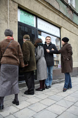 Posen  Polen  Menschen vor einem Antiquariat in der Posener Altstadt