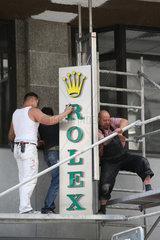 Berlin  Deutschland  Arbeiter bringen ein Schild der Marke Rolex an