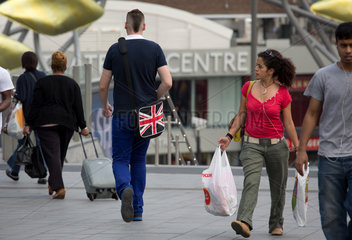 London  Grossbritannien  Fussgaengerbruecke zwischen dem neuem Zentrum und dem aelteren Teil von Stratford