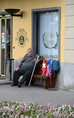 Lugano  Schweiz  ein Mann pausiert vor dem Hotel Walter in Lugano