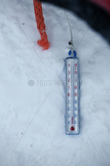 Aekaeskero  Finnland  Aussenthermometer zeigt Minus 30 Grad Celsius im Schnee an