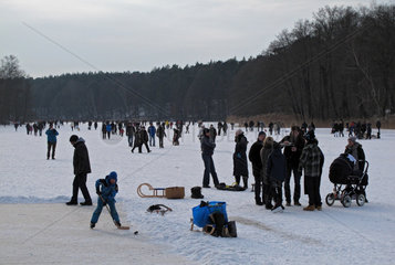 Berlin  Deutschland  Menschen auf der zugefrorenen Krumme Lanke