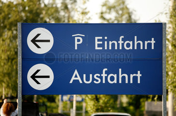 Berlin  Deutschland  Schilder auf einem Parkplatz