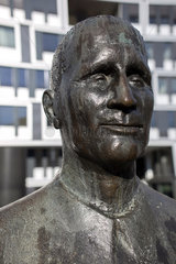 Berlin  Deutschland  Kopf des Denkmals fuer Bertolt Brecht