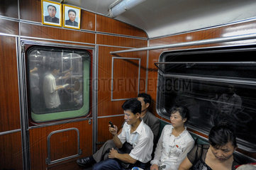 Pjoengjang  Nordkorea  Bilder von Kim Il-Sung und Kim Jong-Il in den U-Bahnen