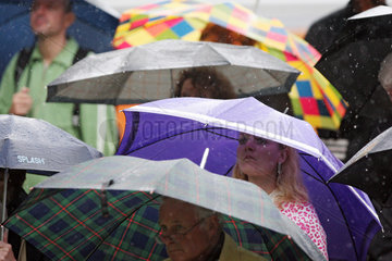 Duesseldorf  Deutschland  Menschen stehen bei Schlechtwetter unter ihren Regenschirmen
