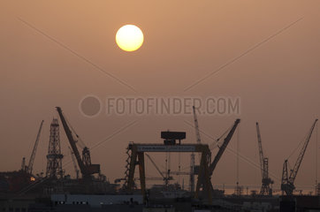 Dubai  Vereinigte Arabische Emirate  Verladekraene der Drydocks World bei Sonnenuntergang