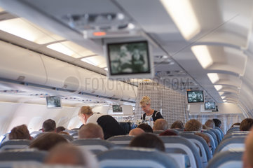 Helsinki  Finnland  Passagiere und Flugbegleiterinnen in einer Flugzeugkabine