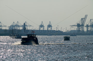 Hamburg  Deutschland  Fahrgastschiffe auf der Elbe im Hamburger Hafen