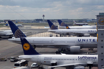 Frankfurt am Main  Deutschland  Flugzeuge der Lufthansa und United Airlines auf dem Flughafen Frankfurt
