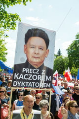 Warschau  Polen  Demonstranten mit Plakat von Jaroslaw Kaczynski