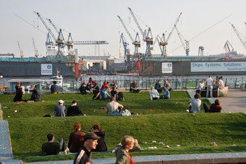 Hamburg  Deutschland  Jugendliche bei Sonnenuntergang im Antonipark