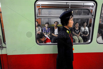 Pjoengjang  Nordkorea  eine Bahnsteigaufseherin vor einer wartenden U-Bahn