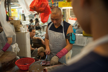 Singapur  Republik Singapur  Fischverkaeufer im Tekka-Markt in Little India