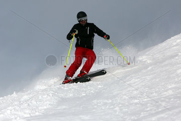 Kloesterle am Arlberg  Oesterreich  ein Mann faehrt Ski abseits der Piste