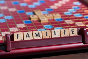 Hamburg  Deutschland  Scrabble-Buchstaben bilden das Wort FAMILIE