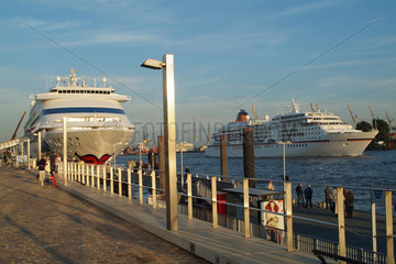 Hamburg  Deutschland  die Kreufahrtschiffe AIDAluna und Deutschland im Hamburger Hafen