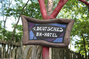 Neisseaue  Deutschland  Eingang zum Baumhaushotel in der Kulturinsel Einsiedel