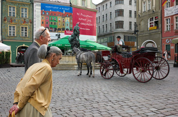 Posen  Polen  Pferdekutsche und Touristen am Alten Markt