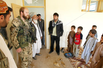 Kunduz  Afghanistan  Soldat des PSYOPS-Teams besucht eine Schule