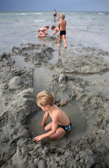 Insel Poel  Deutschland  Kinder spielen am Strand im Sand