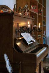 Hiddensee  Deutschland  weihnachtliches Musizieren am geschmueckten Klavier