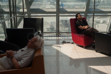 Bangkok  Thailand  Passagiere schlafen im Abflugbereich auf dem Flughafen Bangkok