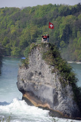 Schaffhausen  Schweiz  Felsen mit schweizer Fahne im Rheinfallbecken am Rheinfall