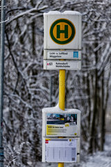 Berlin  Deutschland  Tram-Haltestelle im Schnee