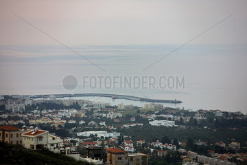 Bellapais  Tuerkische Republik Nordzypern  Blick auf Girne und den Hafen