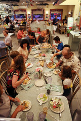 Saint Petersburg  USA  Menschen in einem Restaurant