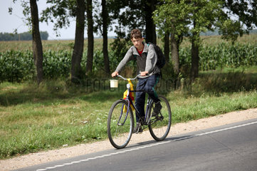 Gruszauka  Weissrussland  ein Junge faehrt mit dem Fahrrad