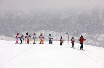 Belalp  Schweiz  Kinder lernen Skifahren
