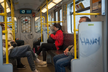 Berlin  Deutschland  Menschen sitzen in einer U-Bahn