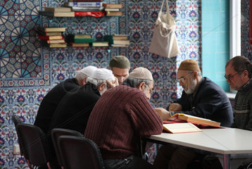 Bremen  Deutschland  Glaeubige studieren den Koran