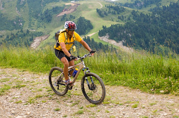 Welschnofen  Italien  Mountainbiker im Rosengarten-Gebiet