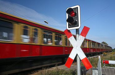 Berlin  Deutschland  Andreaskreuz mit Warnampel und Schranke an Bahnuebergang