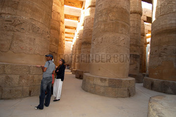 Karnak  Aegypten  Besucher auf der Tempelanlage des Karnak-Tempel