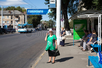 Tiraspol  Republik Moldau  Menschen an einer Bushaltestelle