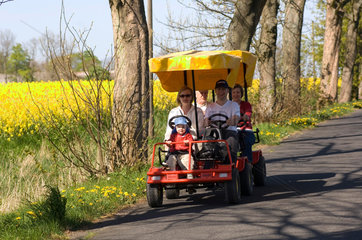 Ralswiek  Deutschland  Familienausflug mit einem Tretmobil