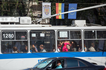 Kischinau  Republik Moldau  Trolleybus auf dem Bulevardul Stefan cel Mare si Sfint